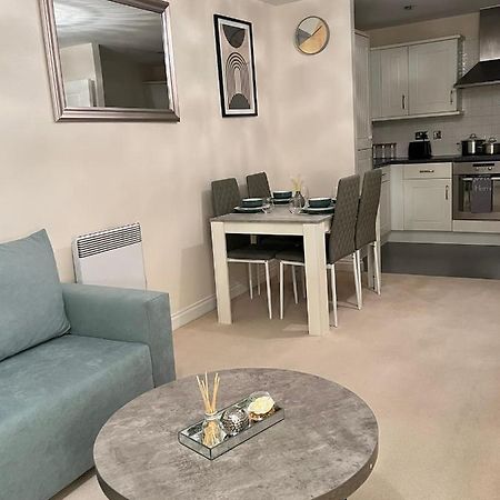 Stylish Luxe Apartment Харлоу Екстериор снимка