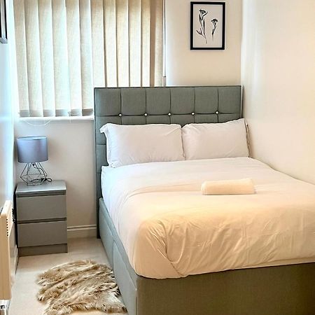 Stylish Luxe Apartment Харлоу Екстериор снимка
