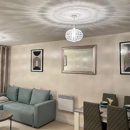 Stylish Luxe Apartment Харлоу Екстериор снимка