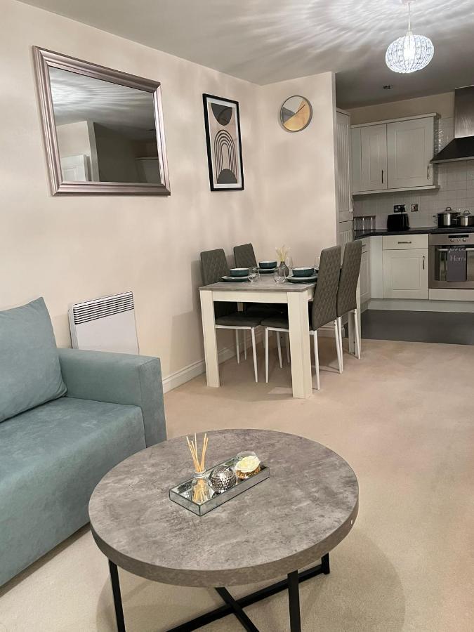 Stylish Luxe Apartment Харлоу Екстериор снимка