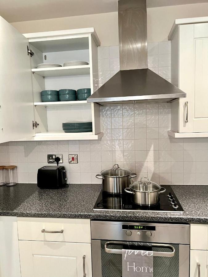 Stylish Luxe Apartment Харлоу Екстериор снимка