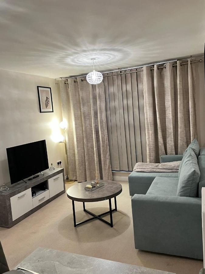 Stylish Luxe Apartment Харлоу Екстериор снимка