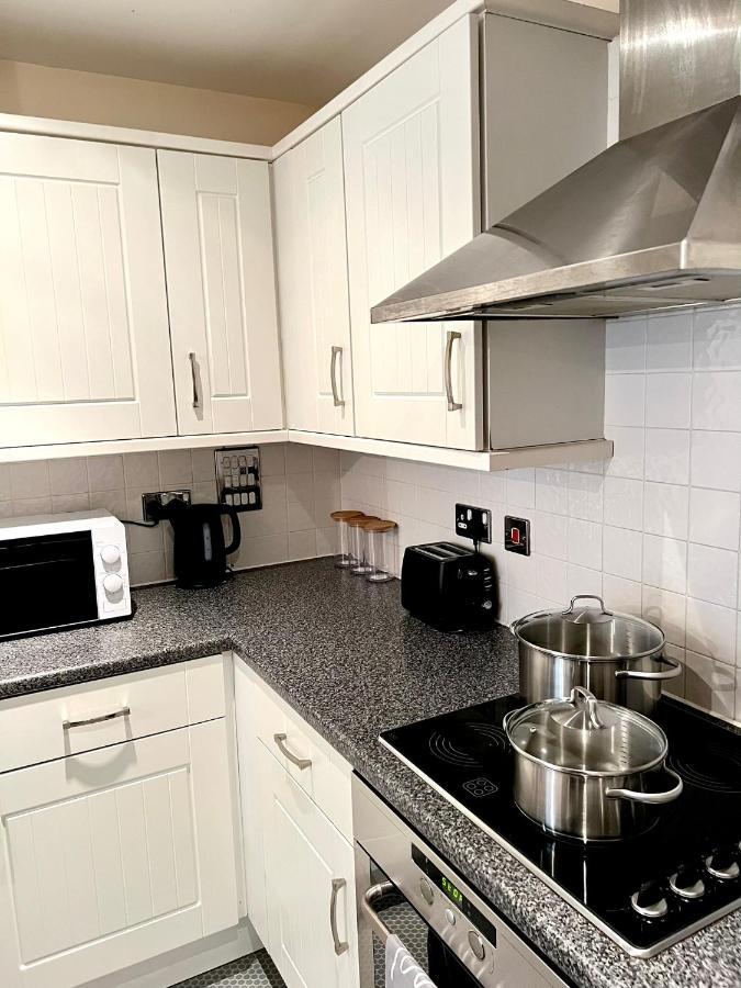 Stylish Luxe Apartment Харлоу Екстериор снимка