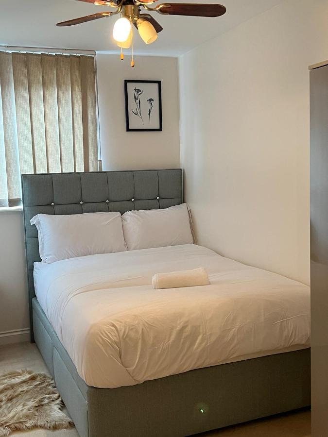 Stylish Luxe Apartment Харлоу Екстериор снимка