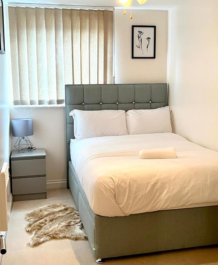 Stylish Luxe Apartment Харлоу Екстериор снимка