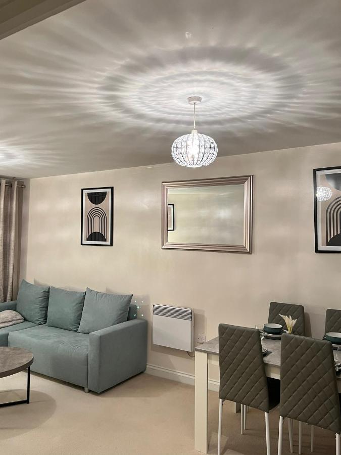 Stylish Luxe Apartment Харлоу Екстериор снимка