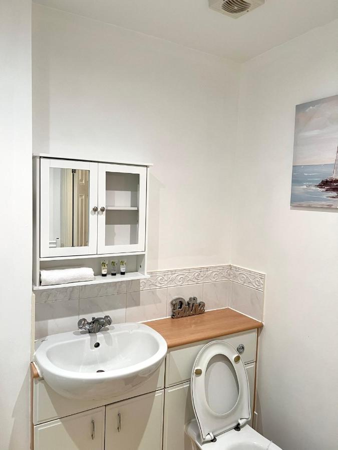 Stylish Luxe Apartment Харлоу Екстериор снимка