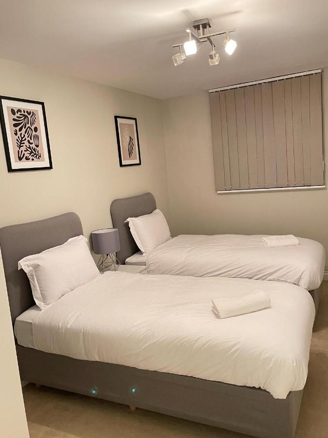 Stylish Luxe Apartment Харлоу Екстериор снимка