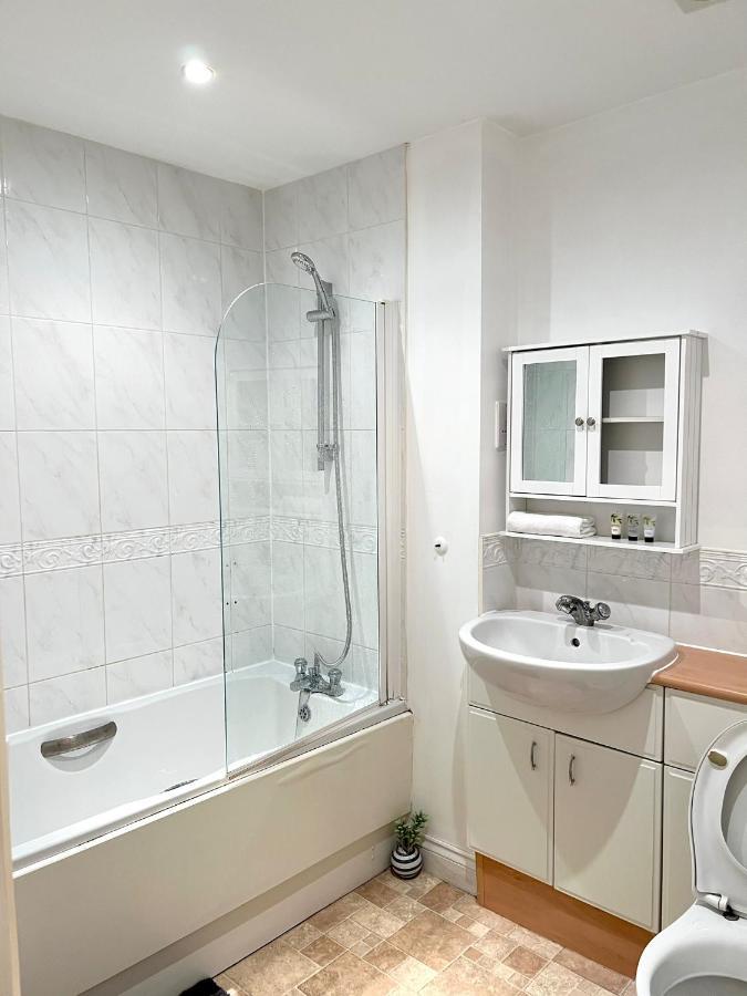 Stylish Luxe Apartment Харлоу Екстериор снимка